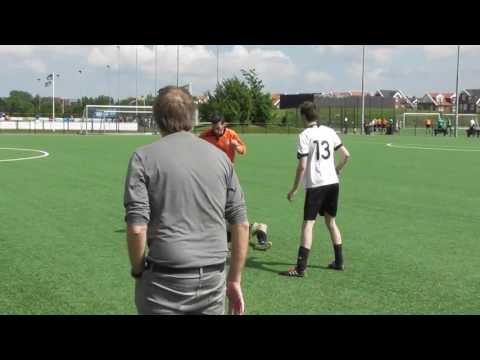 Opjestropdas.nl 20 mei 2017 VV De Meern 10 - DWSV 3 com 1-3 Twee mannen, een pakt de bal