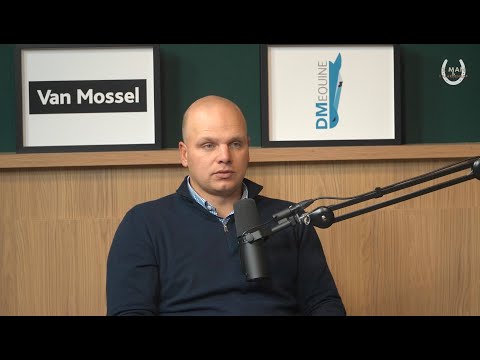 Glenn Geerts poetst de postkoets met postkoetspoets