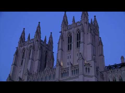 国立大聖堂の鐘は、COVID-19の300kの犠牲者のために通行料を支払う (National Cathedral bells toll for 300k victims of COVID-19)