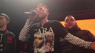 SFERA EBBASTA LIVE : LANCIA UNA BOTTIGLIA IN FACCIA A UN RAGAZZO POI CANTA VISIERA A BECCO