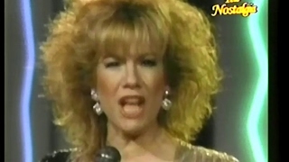 Hay otro en tu lugar (En Vivo) - Vikki Carr
