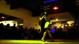 PEDRO OCHOA Y NATALIA ALMADA EN LA MILONGA 10 (JUNIO 2011) 03/03