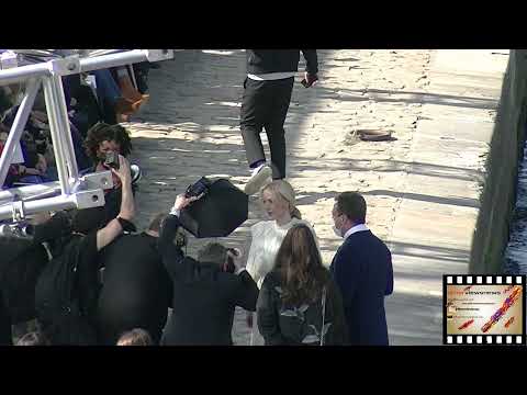 Gilian Anderson "sex education fashionshow Chloé ready to wear spring summer 2022