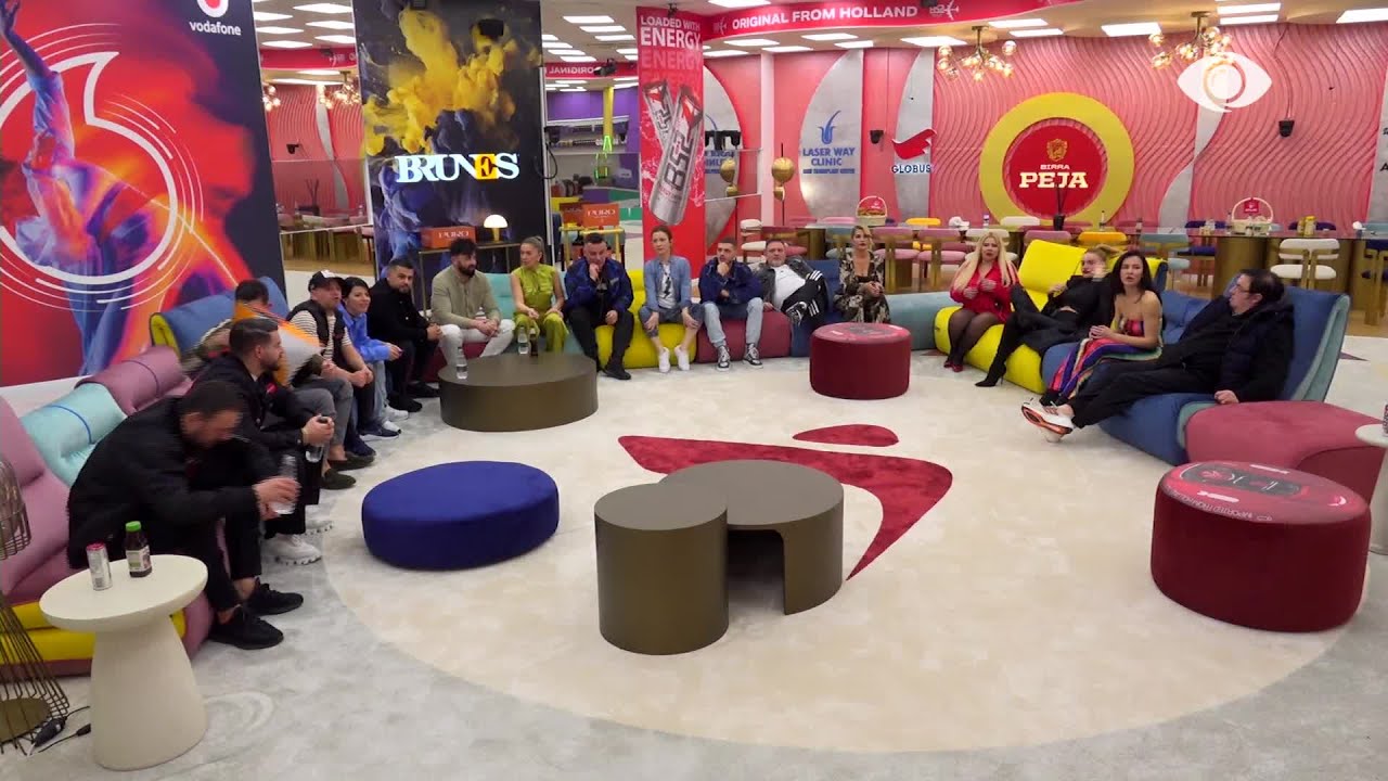 Atmosferë festive në shtëpi/Nën tingujt e “Alo, alo, alo” banorët këndojnë karaoke