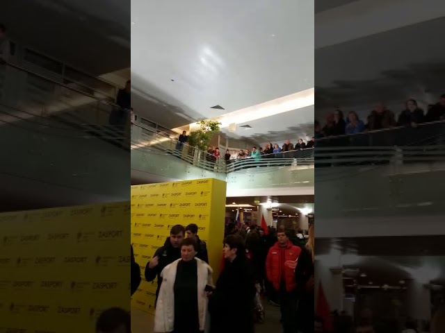 Шереметьево аэропортында татарлар Алинә Заһитованы милли киемнәрдә каршы ала (видео)