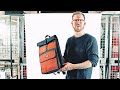 Martin stellt den Rolltop-Rucksack