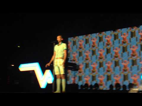 Stromae - Omar Sy chantent Papaoutai Arène de Nîmes 24 juillet 2014 Racine Carrée