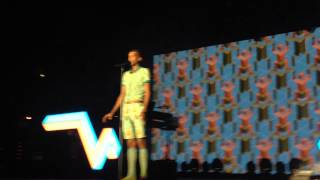 Stromae - Omar Sy chantent Papaoutai Arène de Nîmes 24 juillet 2014 Racine Carrée