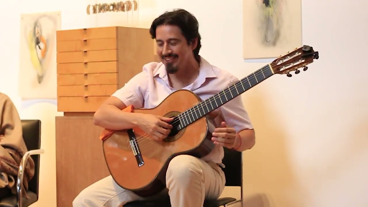 Apresentação musical de João Lima abrindo a conversa com os artistas na exposição Correspondência 3