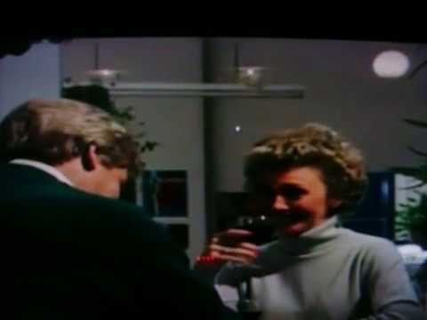 Light Anomaly (Orb) on an old episode of Coronation Street (16/11/1992)
