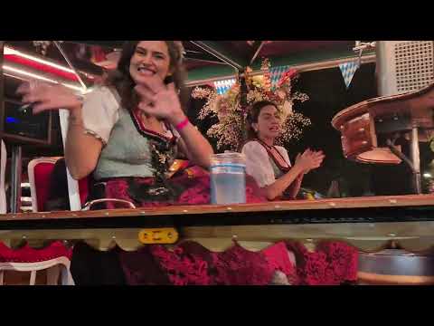 Desfile na Rua 15 de Novembro no centro de Blumenau