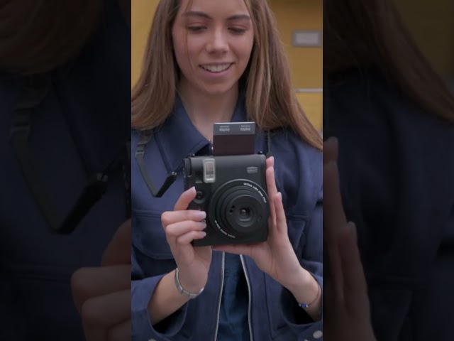 Vídeo relacionado con Besttoolifes Mini funda para fotos Fujifilm Instax Mini, organizador portátil y marco de exhibición para más de 50 fotos, decoración de mesa de piel sintética de larga duración para el hogar y (negro