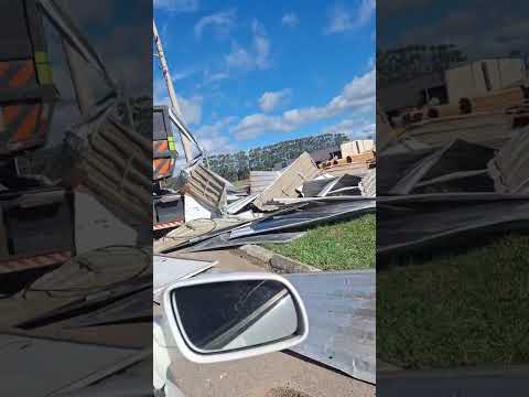 Temporal aqui no rs, Minas do Leão muitos estragos. Esse lugar era uma serraria.