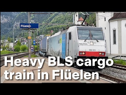Heavy BLS cargo train (BR186) passing Flüelen at Vierwaldstättersee | 🇨🇭 Flüelen, Switzerland