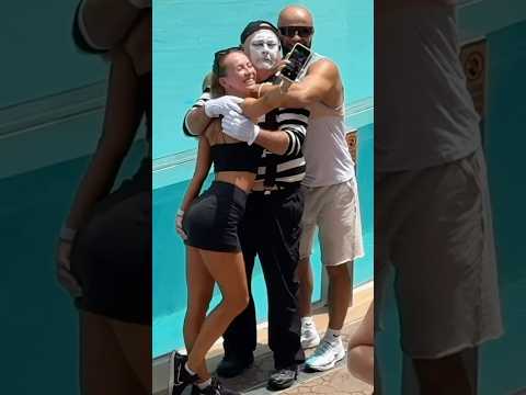 Couple having fun with 😂 Tom the mime seaworld  #seaworldmime #comedy #funny #tomthemime #fun