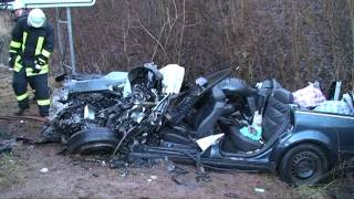 preview picture of video 'Gegen Lkw Autofahrerin stirbt.mpg'