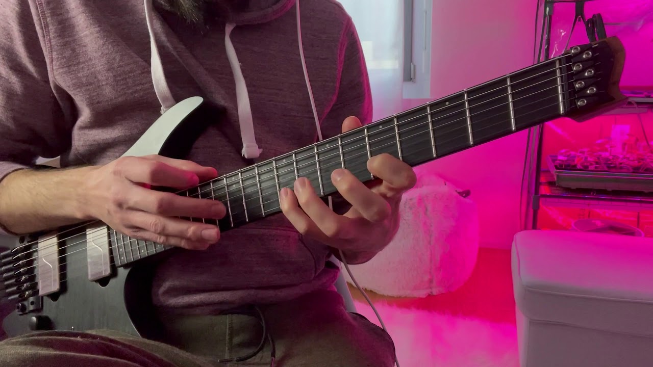 Roberto Barlocci playing the intro lick of Van Halen's Eruption on electric guitar