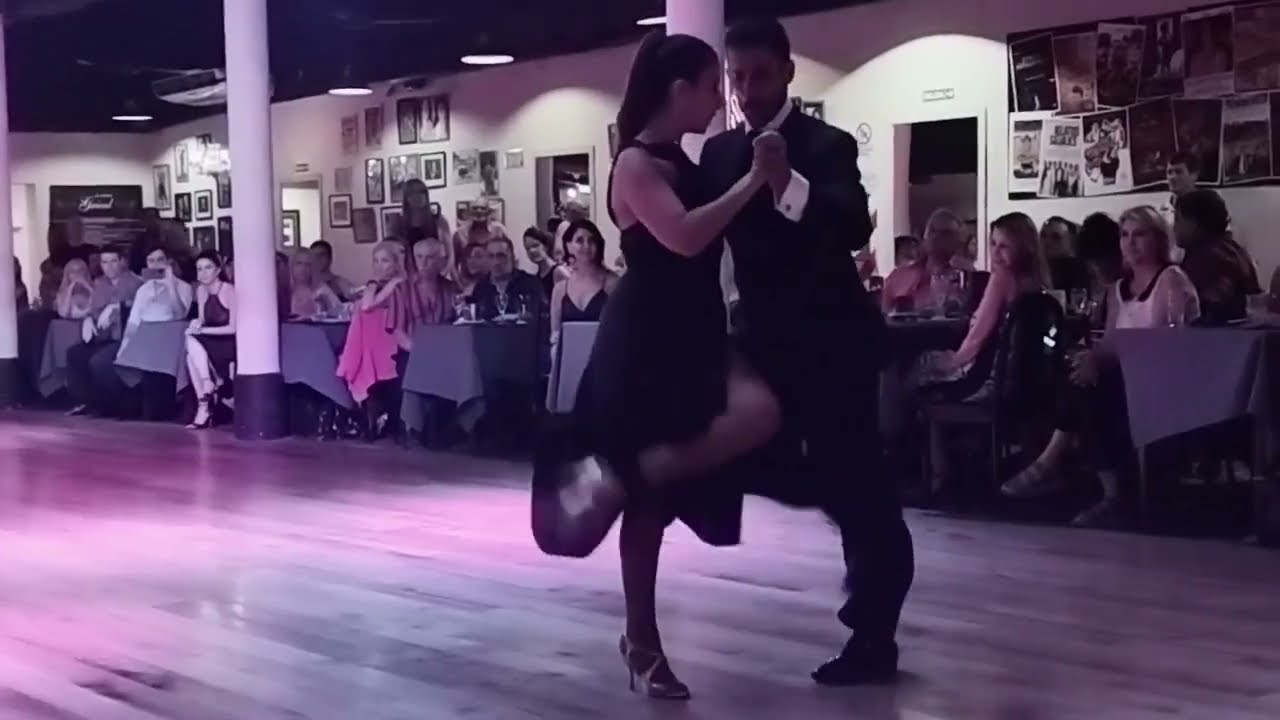 Christian Márquez & Virginia Gómez - Y Suma y Sigue