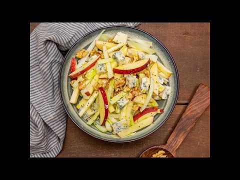 Weisskohlsalat mit apfel, zitronette-dressing, würzigem Gorgonzola g.U. und walnüssen