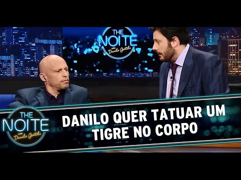 Danilo pede a opinião de Ami James sobre sua nova tatuagem
