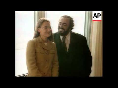 Opera singer's girlfriend pregnant with twins