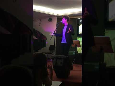 Wil Souza canta "Me Deixa em Paz" de Ivan Lins