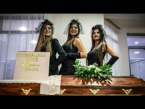 Serbische Bestatter feiern das Leben | AFP