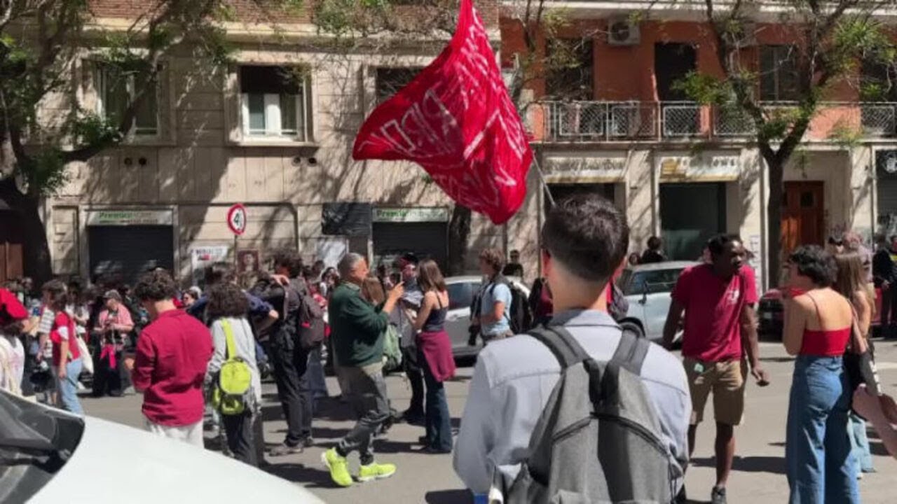 'Contro guerre e fascismo, resistenza', lo striscione alla manifestazione del 25 aprile a Roma