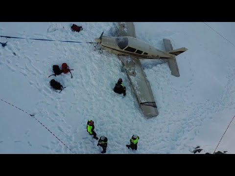Crash in den Dolomiten: 22-jähriger Pilotin gelingt Bauchlandung im Schnee