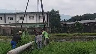 Download lagu Begini cara pekerja pasang beton tiang listrik mp3