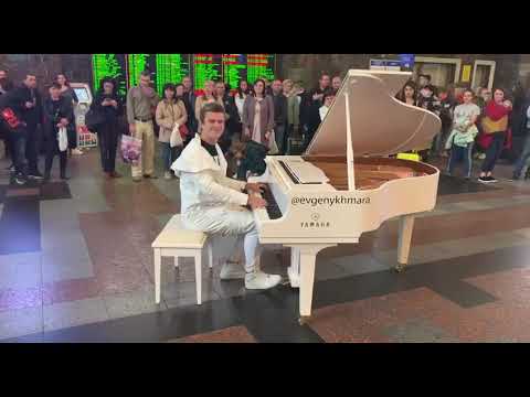 На центральном вокзале Киева музыкант, обладатель голливудской премии, устроил перформанс