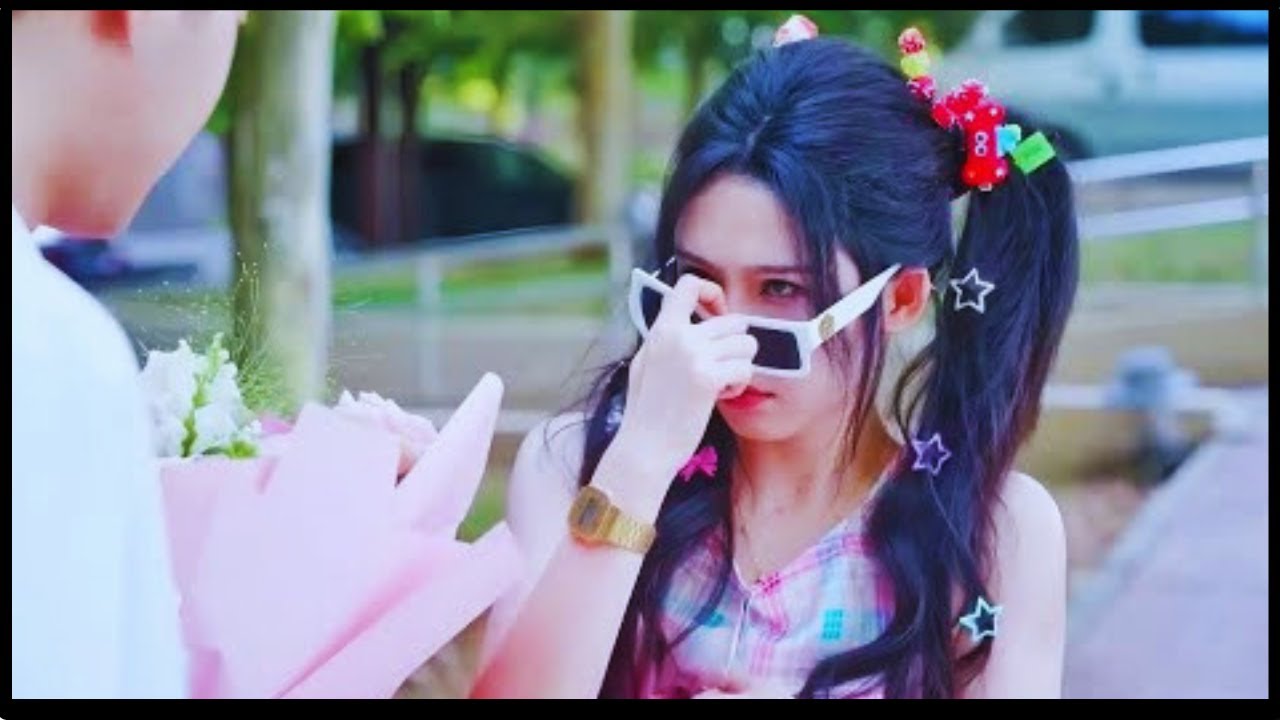 Garota Pobre Ajuda um Menino e Vai Morar na Casa Dele, Mas o Pai Bonitão se Apaixona por Ela