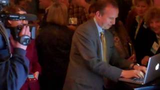 preview picture of video 'Governor Jack Markell Attends Tweet Up 3.0 at Kildares in Newark, Delaware'