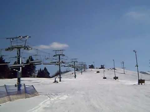 Jun shredding and making linking turns at advanced slopes of Villa Olivia ski resort