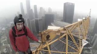 faze tari base jump de pe o macara