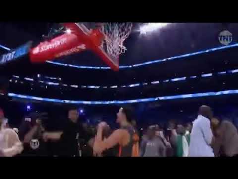 Aaron Gordon dunks over Tacko Fall in Dunk Contest