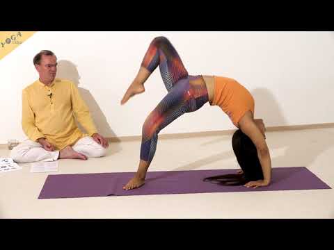 Rad mit Bein senkrecht - Spagat in Chakrasana - Yoga Asana Lexikon