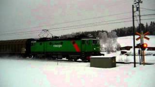 preview picture of video 'Green Cargo Rc 4 pulling a freight train northbound at Hästbo close to Torsåker.'