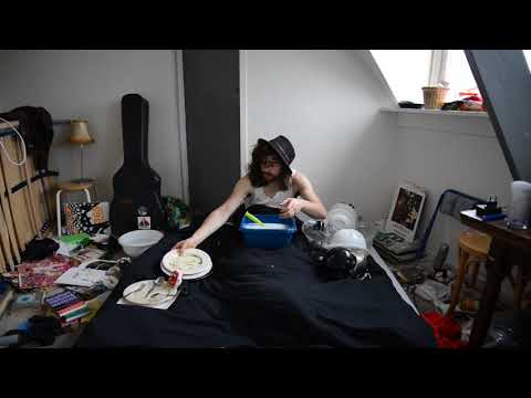 Willie Darktrousers doet de afwas in bed #1