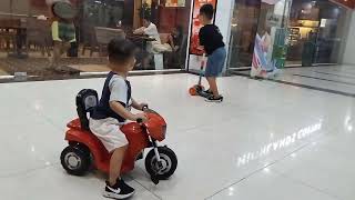 Henry 5 tuổi❤️Lion 2 tuổi  đi cà phê
