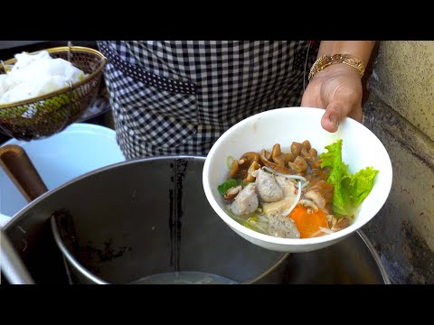 Kuyteav Paklov - $2 Of Noodle Soup With Pork Intestines - Delicious Phnom Penh Street Food