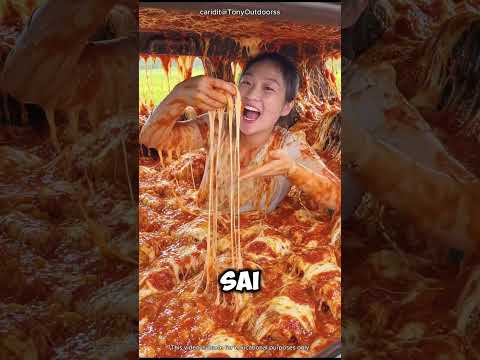 😳🚗 Mangiavano pollo, pizza e ramen in auto… ma nel bagagliaio c’era qualcuno! 😱🍕 #shorts