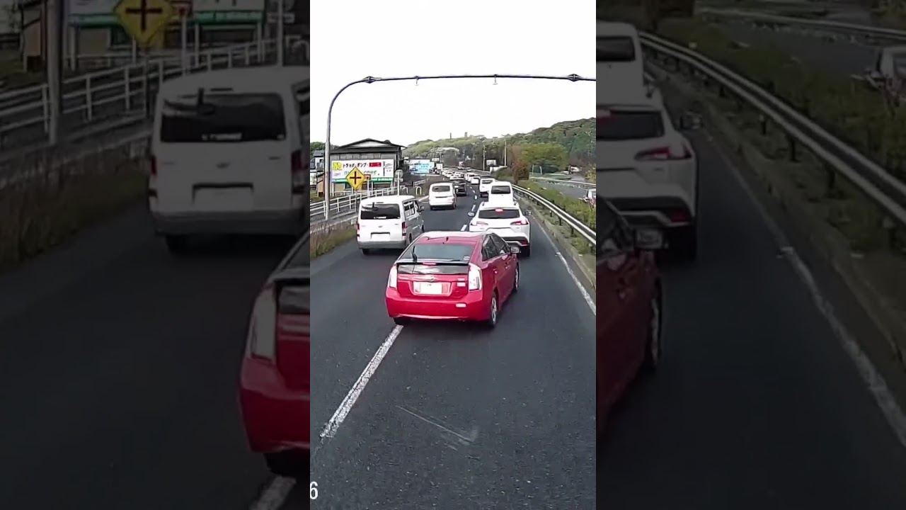 急に進路変更するヤツってトラックは止まって来ると思い込んでる！そんなヤツは挟まれて😇になれ！