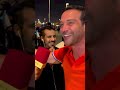 Verslaggever moet liedje zingen van tv-ploeg Qatar #Shorts