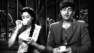 Raj Kapoor Proposes To Nargis On Street - Shree 42