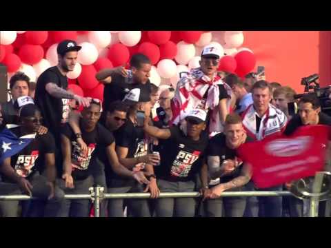 Meimoment 4: Isimat gaat helemaal uit zijn dak bij de viering