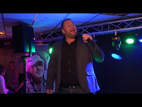 Kobus Engels zingt voor Hans Snoek en zijn gasten.