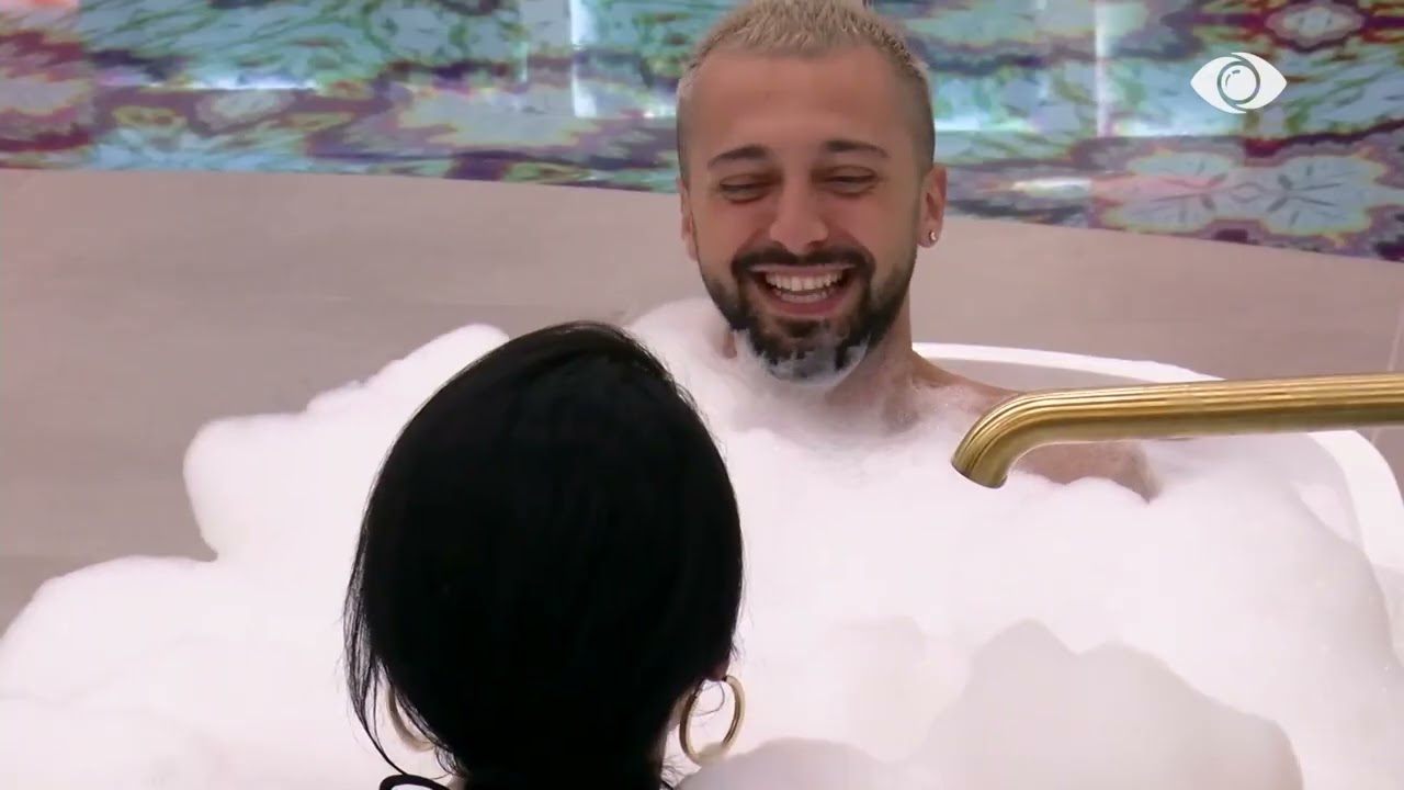 “Do e duash gruan shumë”/ Egli shkëmben batuta me Gjestin teksa lahen në vaskë