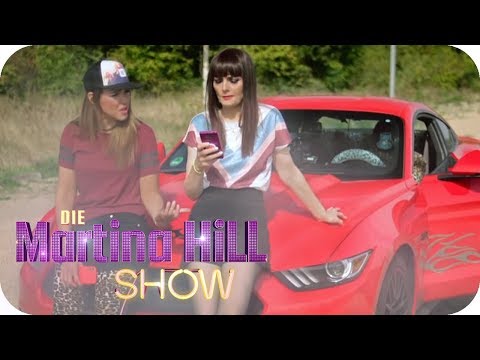 Rebecca & Larissa ON TOUR: Larissa am Steuer! | Die Martina Hill Show | SAT.1 TV