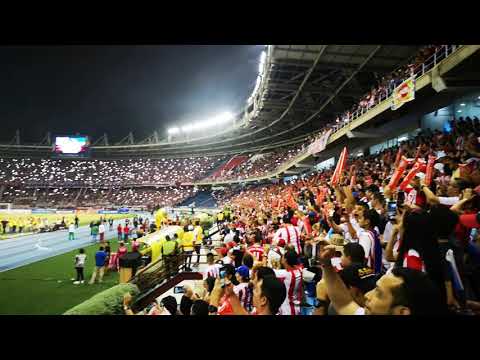 "Hinchada del Junior de Barranquilla coreando a todo pulmón una de sus barras más populares" Barra: Frente Rojiblanco Sur • Club: Junior de Barranquilla